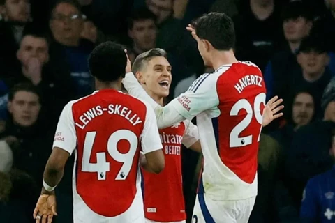 أرسنال يبدأ 2025 بالفوز على برينتفورد ويستعيد وصافة البريميرليج